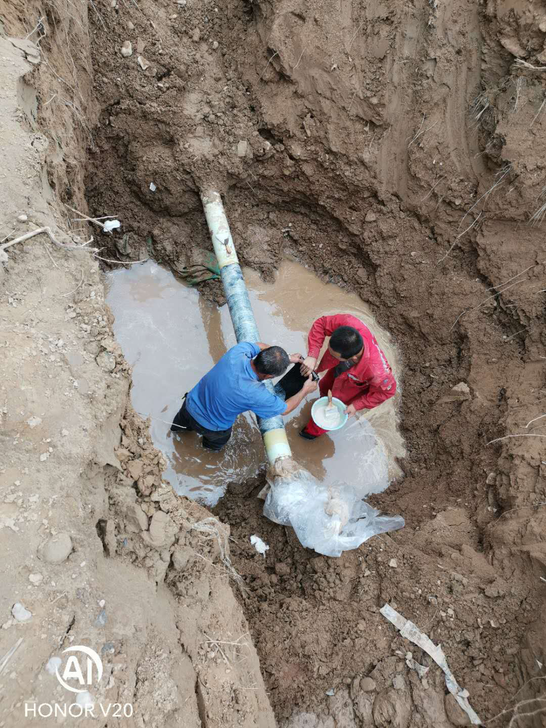 使用豪利777聚合物建补砂浆对裂缝建补时需把稳